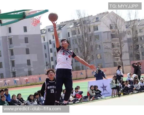 学校原来有足球和篮球的运动设施丰富多彩,激发学生的运动热情与团队精神 学校原来有足球和篮球的运动设施丰富多彩,激发学生的运动热情与团队精神